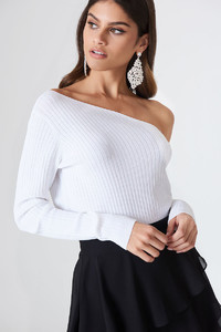 nakd_kristin_sundberg_ribbed_off_shoulder_sweater_1355-100025-0001_01a.jpg