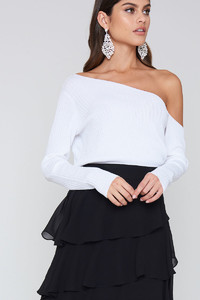 nakd_kristin_sundberg_ribbed_off_shoulder_sweater_1355-100025-0001_03a.jpg