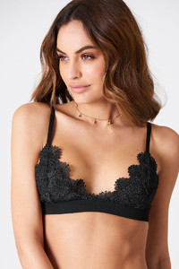 nakd_scalloped_edge_crochet_bra_1013-000180-0002_01a.jpg