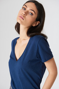 nakd_v-neck_tee_1044-000029-0018_04g.jpg