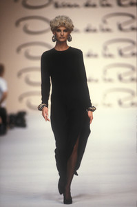 oscar-de-la-renta-fw-1991-10.thumb.jpg.4d24bf4f7a45dbaee7ae92e1aa6b62bf.jpg