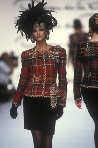 oscar-de-la-renta-fw-1991-2.thumb.jpg.060725b15b397d9f0b76a90c21711137.jpg