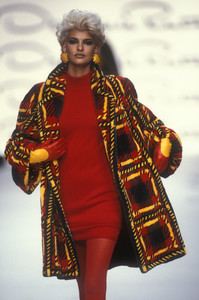 oscar-de-la-renta-fw-1991-3.thumb.jpg.e1251e4053c2ba5ef342d5c33d1ada10.jpg