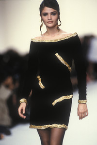 oscar-de-la-renta-fw-1991-5.thumb.jpg.de1b0eb4e0684fbd3f122befd9762f70.jpg