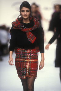 oscar-de-la-renta-fw-1991-7.thumb.jpg.f9f6cfa58d65e6de5652add2c04a1ccf.jpg