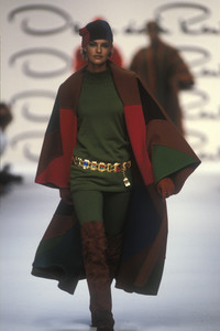 oscar-de-la-renta-fw-1991-8.thumb.jpg.d246a8ba816f1c7b9cc70c9e5d3e71f4.jpg