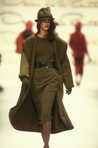 oscar-de-la-renta-fw-1992-13.thumb.jpg.1bf5fbbb9663bb7a94028b1cb025ab48.jpg