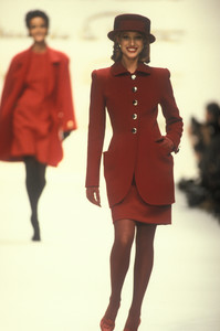 oscar-de-la-renta-fw-1992-17.thumb.jpg.19af16033142b42d566a28fcb2e7c6c2.jpg