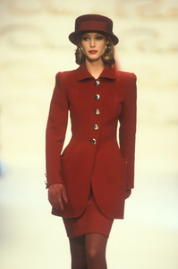 oscar-de-la-renta-fw-1992-18.thumb.jpg.80d966529ab28398cb11350cdad1fbc0.jpg