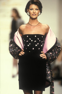 oscar-de-la-renta-fw-1992-21.thumb.jpg.528c777fcbb08455ebe05647e797c6e8.jpg