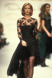 oscar-de-la-renta-fw-1992-22.thumb.jpg.983ffdde25718a9eaacd73e57bf08531.jpg