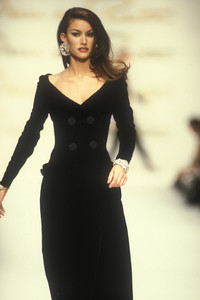 oscar-de-la-renta-fw-1992-25.thumb.jpg.0822340fecbdb92488577ef3e0d08406.jpg