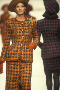 oscar-de-la-renta-fw-1992-3.thumb.jpg.3cbb9d0991610dc69e4e829b6309a971.jpg