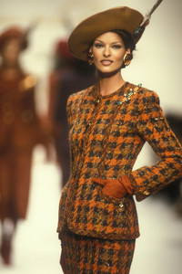 oscar-de-la-renta-fw-1992-4.thumb.jpg.e2978452f597eb2639774d2c33055b3f.jpg