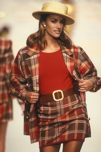 oscar-de-la-renta-ss-1992-1.thumb.jpg.e5d9eae980954d34223e0180bd137d5d.jpg