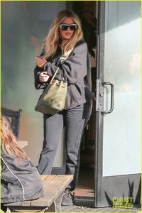 pregnant-khloe-kardashian-covers-up-her-baby-bump-while-filming-kuwtk-01.jpg