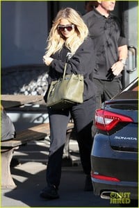 pregnant-khloe-kardashian-covers-up-her-baby-bump-while-filming-kuwtk-02.jpg