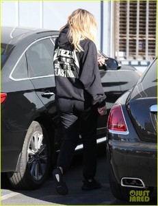 pregnant-khloe-kardashian-covers-up-her-baby-bump-while-filming-kuwtk-03.jpg