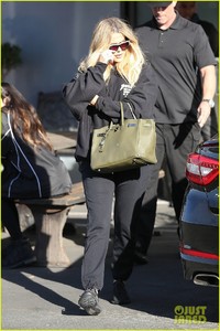 pregnant-khloe-kardashian-covers-up-her-baby-bump-while-filming-kuwtk-04.jpg