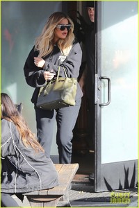 pregnant-khloe-kardashian-covers-up-her-baby-bump-while-filming-kuwtk-05.jpg