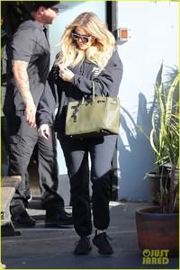 pregnant-khloe-kardashian-covers-up-her-baby-bump-while-filming-kuwtk-06.jpg