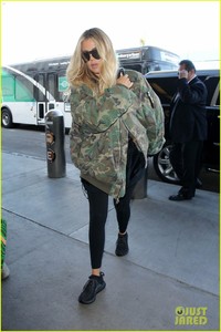 pregnant-khloe-kardashian-covers-up-in-camo-at-lax-01.jpg