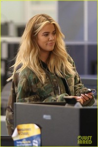 pregnant-khloe-kardashian-covers-up-in-camo-at-lax-02.jpg