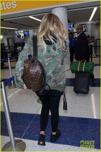 pregnant-khloe-kardashian-covers-up-in-camo-at-lax-03.jpg