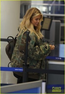 pregnant-khloe-kardashian-covers-up-in-camo-at-lax-04.jpg