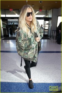 pregnant-khloe-kardashian-covers-up-in-camo-at-lax-05.jpg