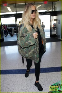 pregnant-khloe-kardashian-covers-up-in-camo-at-lax-06.jpg