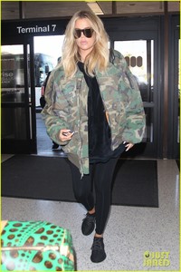 pregnant-khloe-kardashian-covers-up-in-camo-at-lax-07.jpg