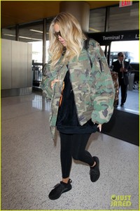 pregnant-khloe-kardashian-covers-up-in-camo-at-lax-08.jpg