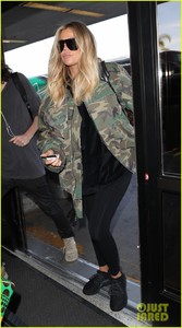 pregnant-khloe-kardashian-covers-up-in-camo-at-lax-09.jpg