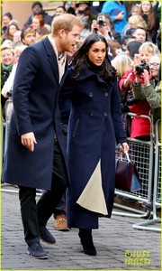 prince-harry-fiancee-meghan-markle-step-out-first-official-royal-public-engagement-together-06.jpg