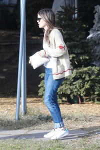 rachel-bilson-shopping-for-a-christmas-tree-in-toluca-lake-12-18-2017-3.jpg