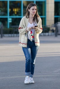 rachel-bilson-shopping-for-a-christmas-tree-in-toluca-lake-12-18-2017-5.jpg