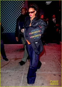 rihanna-hangs-out-with-dascha-polanco-02.jpg