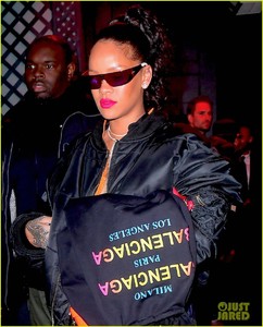 rihanna-hangs-out-with-dascha-polanco-09.jpg