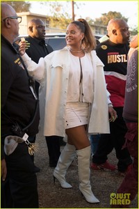 rihanna-performs-at-a-free-christmas-concert-in-south-l-a-04.jpg