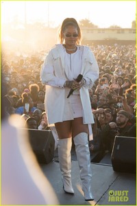 rihanna-performs-at-a-free-christmas-concert-in-south-l-a-06.jpg