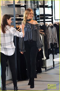 rosie-huntington-whiteley-does-retail-therapy-at-one-of-her-favorite-stores-03.thumb.jpg.763025dae13c5a6e0611c352838c1431.jpg