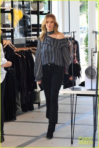 rosie-huntington-whiteley-does-retail-therapy-at-one-of-her-favorite-stores-08.thumb.jpg.2c3b97bb13eee19bd9881a07f360a012.jpg