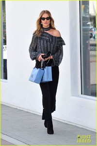 rosie-huntington-whiteley-does-retail-therapy-at-one-of-her-favorite-stores-09.thumb.jpg.7cedc9301349e70619c430ed903b67ac.jpg