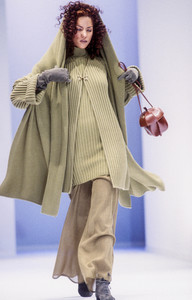 salvatore-ferragamo-fw-1993-1.thumb.JPEG.2c72e29ab71bbd9c9c7b991d1ee2a8ff.JPEG