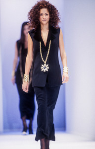 salvatore-ferragamo-fw-1993-3.thumb.JPEG.3427eec6f7a9297ddebd58a763af8b14.JPEG