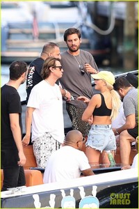 scott-disick-cuddles-up-to-girlfriend-sofia-richie-at-art-basel-event-02.jpg