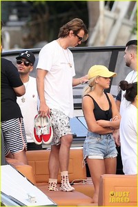 scott-disick-cuddles-up-to-girlfriend-sofia-richie-at-art-basel-event-07.jpg