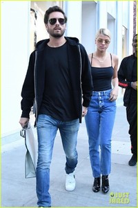 scott-disick-sofia-richie-step-out-for-afternoon-date-10.jpg