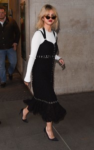 selena-gomez-heading-to-bbc-radio-in-london-december-4-2017-10.jpg